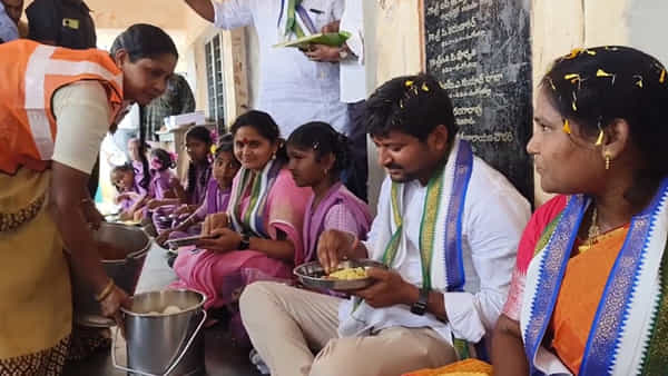 Viral Video: మిడ్ డే మీల్స్లో చిన్నారులతో కలిసి భోజనం చేసిన ఎమ్మెల్యే..