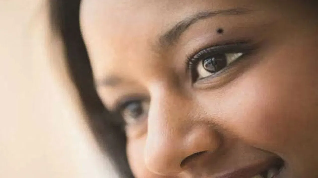 జ్యోతిష్య శాస్త్రం ప్రకారం పుట్టు మచ్చలకు కూడా ప్రత్యేకమైన స్థానం ఉంది. పుట్టు మచ్చల ప్రకారం అదృష్టం కలిసి వస్తుందని, అలాగే కొన్ని స్థానాల్లో పుట్టు మచ్చలు ఉంటే దురదృష్టం వెంటాడుతుందని శాస్త్ర నిపుణులు అంటూ ఉంటారు. పుట్టు మచ్చ ఉన్న ప్రదేశానికి ప్రత్యేక ప్రాముఖ్యత ఉంది. పుట్టు మచ్చలు.. మనిషి వ్యక్తిత్వం, భవిష్యత్తు గురించిన సమాచారాన్ని చెప్తాయని అంటూంటారు. మరి పుట్టుమచ్చలు ఎక్కడ ఉంటే అదృష్టమో ఇప్పుడు తెలుసుకుందాం.