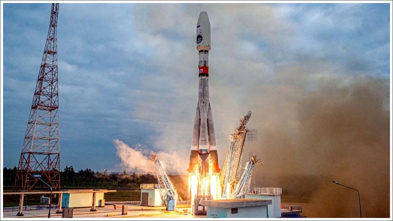 చంద్రుడిని తొలిసారిగా తాకిన దేశం రష్యా. ఆ రోజు ప్రపంచమంతా చరిత్రలో కొత్త అధ్యాయం లిఖించబడింది. రష్యా చంద్రుని నేలపై అంతరిక్ష నౌకను విజయవంతంగా ల్యాండింగ్ చేసింది. 1959లో లూనా 2 చంద్రుడి ఉపరితలంపై విజయవంతంగా దిగింది.