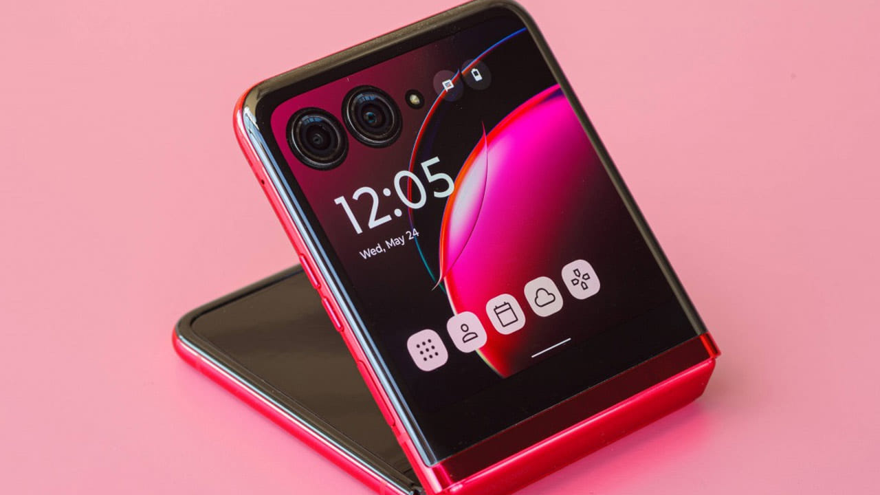 మోటోరోలా ఇటీవల మార్కెట్లోకి మోటో రేజర్‌ 40 అల్ట్రా పేరుతో ఫోల్డబుల్ స్మార్ట్ ఫోన్‌ను లాంచ్‌ చేసిన విషయం తెలిసిందే. లాంచింగ్ సమయంలో ఈ ఫోన్‌ ధర రూ. 89,999గా ఉంది. అయితే తాజాగా కంపెనీ ఈ ఫోన్‌పై ఏకంగా రూ. 20 వేల డిస్కౌంట్‌ను ప్రకటించించింది. 