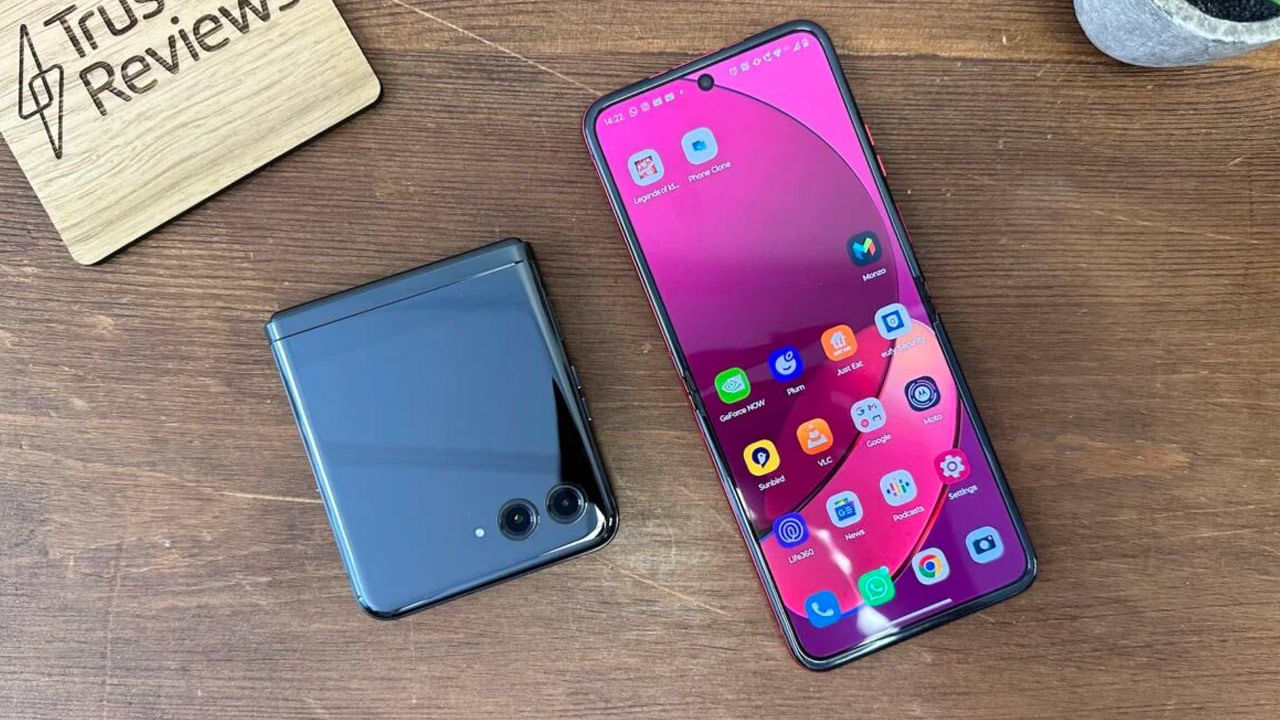  దీంతో ఈ ప్రీమియం స్మార్ట్ ఫోన్‌ను రూ. 69,999కే సొంతం చేసుకునే అవకాశం లభించింది. అంతేకాకుండా మోటోరోలా మోటో రేజర్ 40 వెనీలా వెర్షన్ పై రూ .10,000 తగ్గింపును కూడా కంపెనీ అందిస్తోంది. దీంతో ఈ స్మార్ట్‌ ఫోన్‌ ప్రారంభ వేరియంట్‌ రూ. 49,999కే సొంతం చేసుకోవచ్చు. 