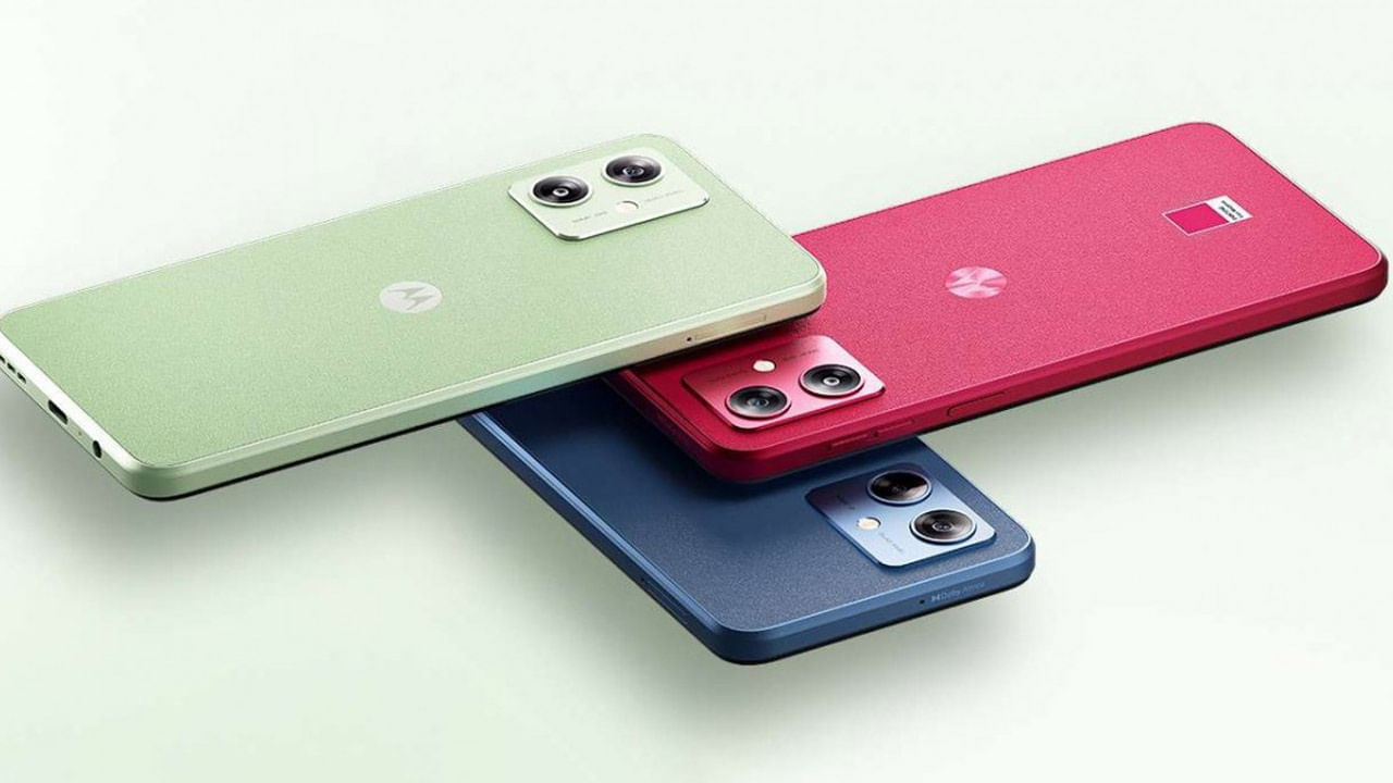 మోటోరోలా కంపెనీకి చెందిన మోటో జీ54 5జీ స్మార్ట్‌ ఫోన్‌లో 50 మెగాపిక్సెల్స్‌తో కూడిన రెయిర్‌ కెమెరాను అందించారు. అలాగే సెల్ఫీల కోసం 32 మెగాపిక్సెల్స్‌తో కూడిన ఫ్రంట్‌ కెమెరాను ఇచ్చారు. ఇక ఈ ఫోన్‌ ధర విషయానికొస్తే బేస్‌ వేరియంట్‌ రూ. 13,999కి లభిస్తోంది. ఇందులో 6000 ఎంఏహెచ్ బ్యాటరీని అందించారు. 