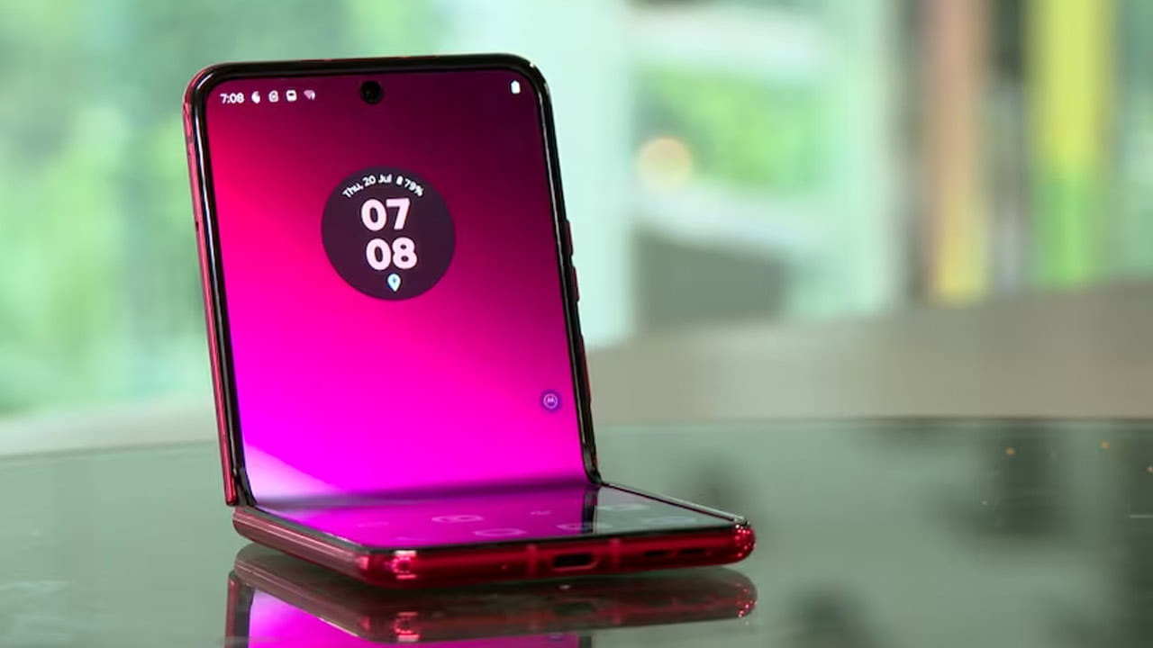 బయట స్క్రీన్ విషయానికొస్తే.. పీఓఎల్ఈడీ డిస్‌ప్లేను అందించారు. ఈ డిస్‌ప్లే.. 144 హెర్ట్జ్ రిఫ్రెష్ రేట్ తో, 1100 నిట్స్ గరిష్ట బ్రైట్ నెస్‌ను అందిస్తుంది. ఇక ఈ స్మార్ట్‌ ఫోన్ క్వాల్ కాం స్నాప్ డ్రాగన్ 8 జెన్ 1 చిప్ సెట్ తో పనిచేస్తుంది. ఇది 8 జిబి ర్యామ్, 256 జిబి యుఎఫ్ఎస్ 3.1 స్టోరేజ్ తో లభిస్తుంది. 