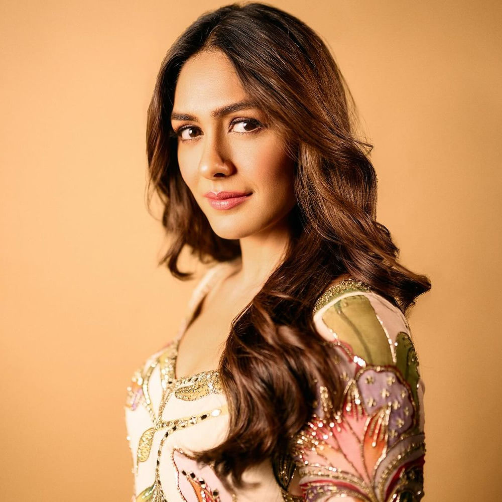 తొలి సినిమాతోనే తెలుగు ప్రేక్షకుల హృదయాలను దొచేసింది హీరోయిన్ మృణాల్ ఠాకూర్. ప్రస్తుతం ఈ బ్యూటీ తన ఇన్ స్టాలో షేర్ చేసిన ఫోటోస్ వైరలవుతున్నాయి.