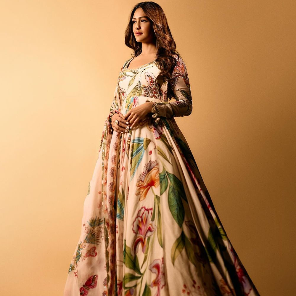 ప్రస్తుతం విజయ్ జోడిగా ఫ్యామిలీ స్టార్ సినిమాలో నటిస్తున్న ఈ ముద్దుగుమ్మ.. తెలుగులో మరిన్ని అవకాశాలు అందుకుంటుంది. అలాగే తమిళంలోనూ ఆఫర్స్ వస్తున్నాయి.