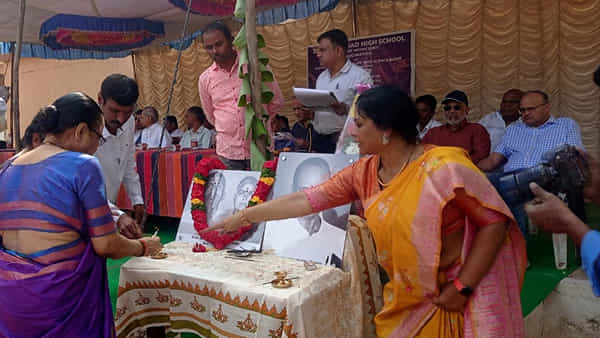 పుట్టిన ఊరు కోసం సహాయం.. పాఠశాలలో 60 లక్షలతో సైన్స్ల్యాబ్ ఏర్పాటు..