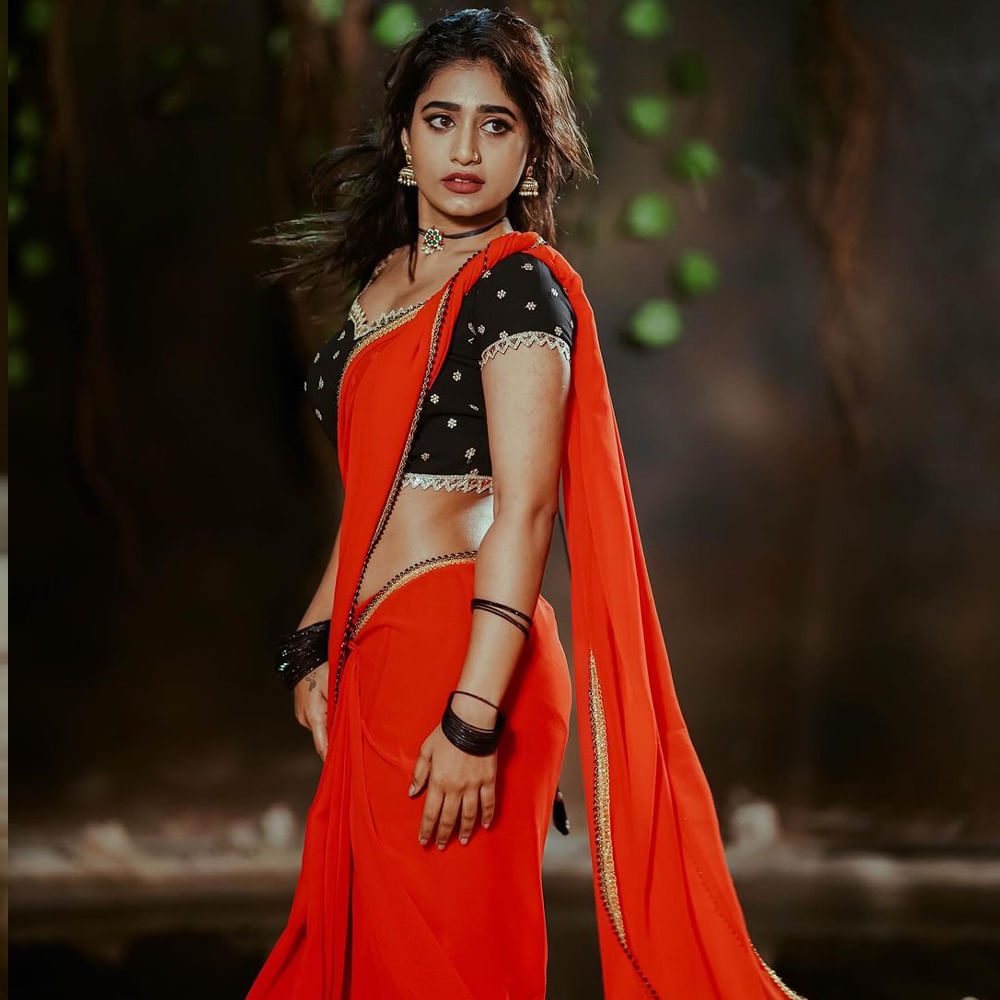  ప్రస్తుతం సోషల్ మీడియాలో ఎప్పటికప్పుడు లేటేస్ట్ ఫోటోషూట్స్ షేర్ చేస్తుంది ఈ బ్యూటీ. తాజాగా షేర్ చేసిన ఫోటోస్  నెట్టింట హల్చల్ చేస్తున్నాయి. 