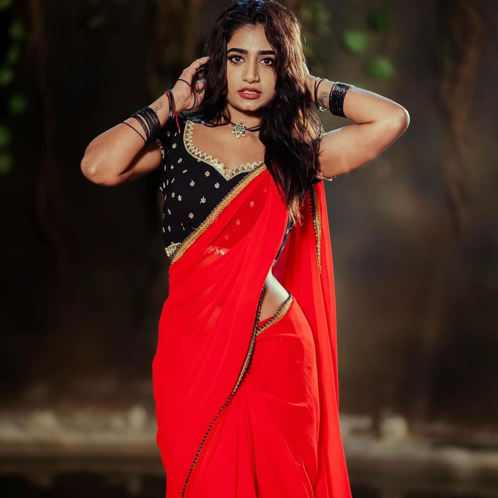 బిగ్ బాస్ కంటెస్టెంట్ ప్రిన్స్ యావర్ తో కలిసి నయని పావని సూపర్ హిట్ సాంగ్ కుర్చి మడతపెట్టి పాటకు స్టెప్పులేశారు. ఇందుకు సంబంధించిన ఫోటోస్, వీడియోస్ వైరలవుతున్నాయి.