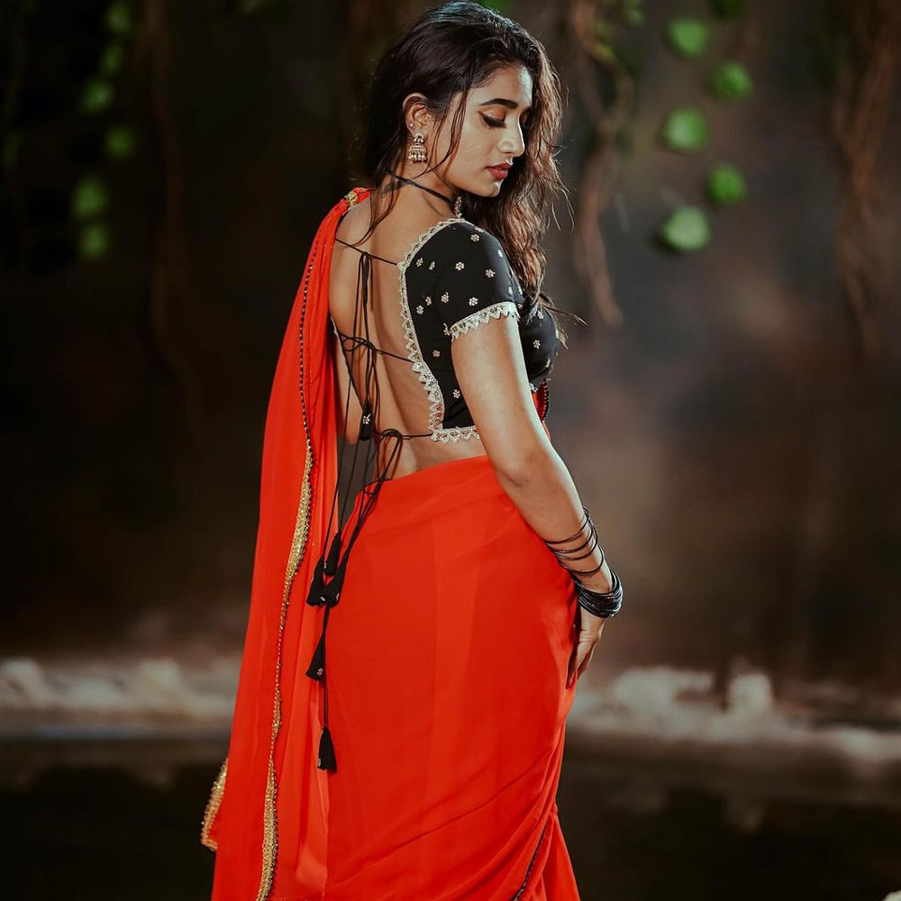 ఎర్రకోకలో మతిపోగొట్టేస్తోన్న బిగ్‍బాస్ బ్యూటీ.. నెట్టింట నయని పావని అందాల రచ్చ.. 