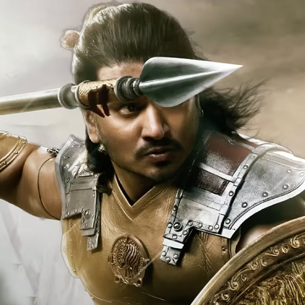 హనుమాన్ భక్తుడిగా: ప్రస్తుతం స్వయంభూ షూటింగ్లో బిజీగా ఉన్న యంగ్ హీరో నిఖిల్ ఆ సినిమాకు సంబంధించి ఇంట్రస్టింగ్ అప్డేట్ ఇచ్చారు. ఫోక్లోర్ యాక్షన్ డ్రామాగా రూపొందుతున్న ఈ సినిమాలో తాను హనుమంతుడి భక్తుడిగా కనిపించబోతున్నట్టుగా వెల్లడించారు. ఇప్పటికే మేజర్ పార్ట్ షూటింగ్ పూర్తయిన ఈ సినిమాను దసరాకు రిలీజ్ చేసేందుకు ప్లాన్ చేస్తున్నారు.