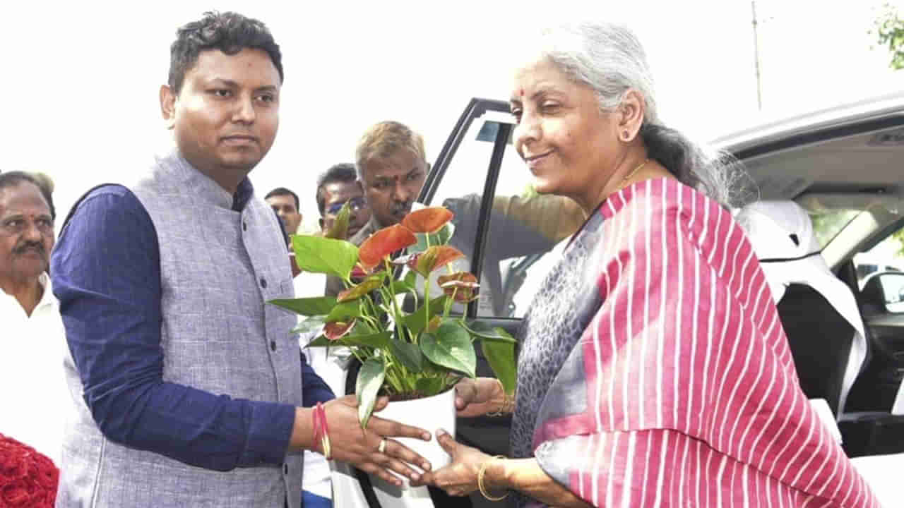 అధికారుల చర్యతో కేంద్రమంత్రి నిర్మలా అసహనం.. ఎందుకిలా చేశారంటూ..