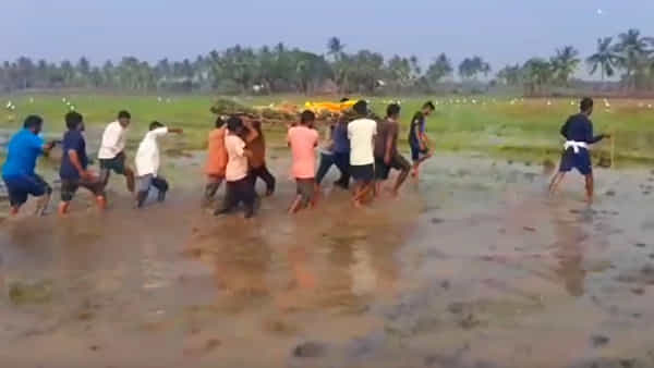 Konaseema: స్మశాన వాటికకు దారేది.. అంత్యక్రియలు జరపాలంటే ఆ ఊళ్లో ముప్పుతిప్పలే..