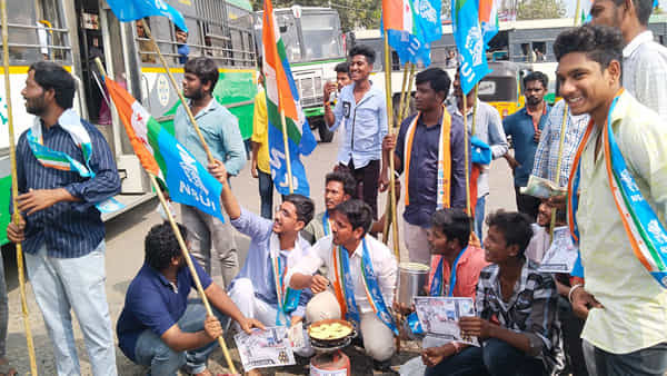 NSUI Protest: రోడ్లమీద గుంతలున్నాయని.. గుంత పునుగులు వేసి నిరసన తెలిపిన యువకులు.. ఎక్కడంటే..