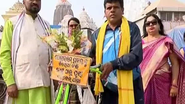 Polavaram: పోలవరం ప్రాజెక్టును నిరసిస్తూ న్యాయవాది సైకిల్ యాత్ర.. అసలు కారణం ఇదే..