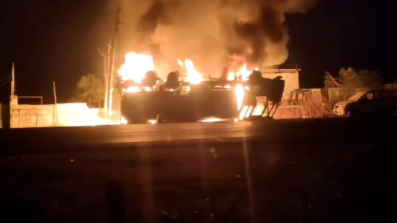 Watch Video: పెట్రోల్ బంక్ సమీపంలో ఆయిల్ ట్యాంకర్ బోల్తా.. ఎగసిపడుతున్న మంటలు