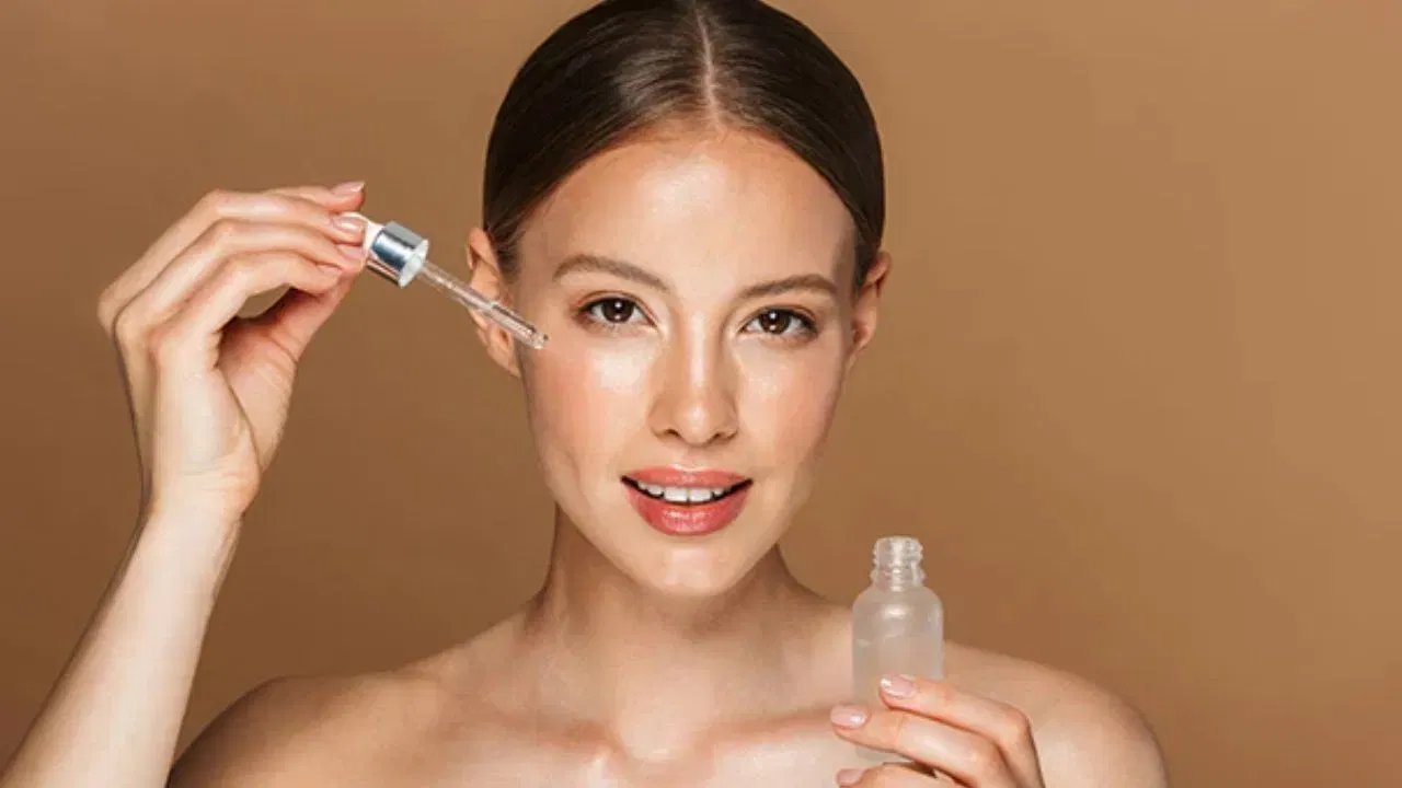 ఆయిల్ స్కిన్ ఉన్నవారు నిజంగానే చాలా ఇబ్బందులు ఫేస్ చేయాల్సి ఉంటుంది. అందులోనూ సమ్మర్‌లో అయితే చెప్పాల్సిన పని లేదు. ఆయిలీ స్కిన్‌తో ఉన్నవారు ఏ క్రీమ్స్, మాయిశ్చరైజర్స్, లోషన్స్ ఏమి ఉపయోగించినా జిడ్డు కారిపోతుంది. కానీ మాయిశ్చ రైజర్స్ రాయక తప్పదు. 
