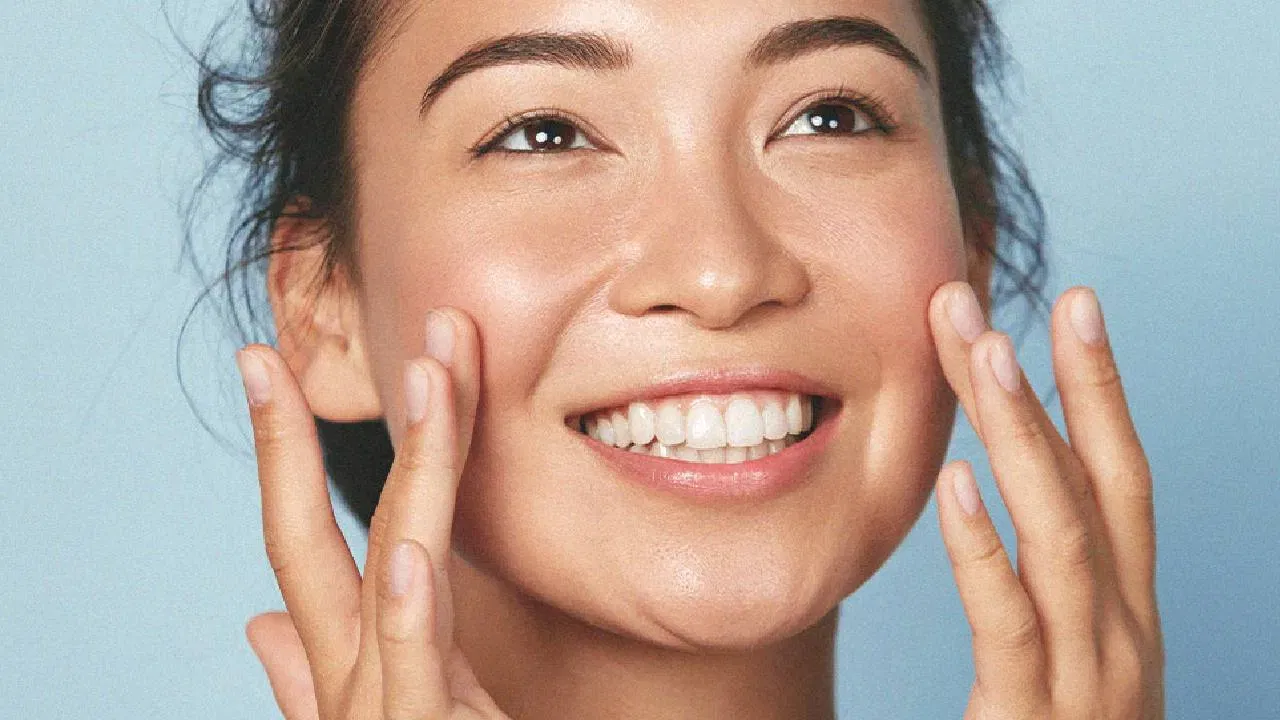 మీది ఆయిలీ స్కిన్ అయితే.. జెల్ వంటి ఉత్పత్తులు ఉపయోగించడం ఉత్తమం. జిడ్డు చర్మం ఉన్నవారు రాత్రి పడుకునే ముందు మాయిశ్చరైజర్లు యూజ్ చేయడం బెటర్ అని నిపుణులు అంటున్నారు. దీని వల్ల ఉదయానికి జిడ్డుతనం తగ్గుతుంది.
