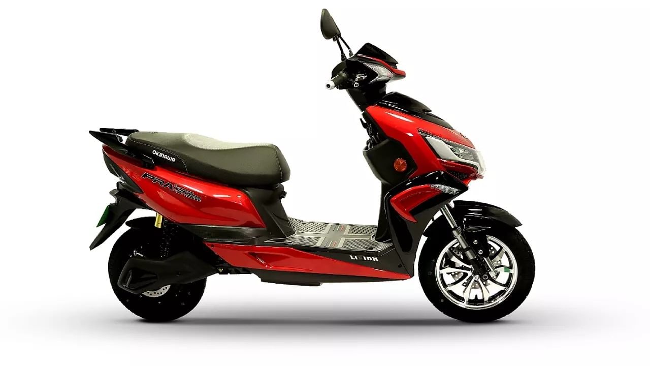 ఒకినావా ప్రైజ్ ప్రో..
ఈ ఒకినావా ప్రైజ్ ప్రో ఎలక్ట్రిక్ స్కూటర్ కూడా ఫాస్ట్ చార్జింగ్ సపోర్టుతో వస్తుంది. ఇది కేవలం రెండు నుంచి మూడు గంటల్లోనే సున్నా నుంచి 100శాతం చార్జ్ కంప్లీట్ అవుతుంది. దీనిలో బ్యాటరీని ఒక్కసారి ఫుల్ చార్జ్ చేస్తే 81కిలోమీటర్ల రేంజ్ ఇస్తుంది. దీని ధర రూ. 99,645(ఎక్స్ షోరూం)గా ఉంటుంది.
