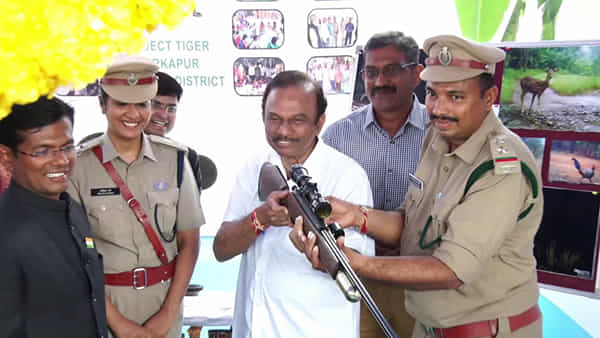 YCP MP: తుపాకీ ఎక్కుపెట్టిన ఎంపీ మాగుంట.. బుల్లెట్ తగిలేది ఎవరికి..?