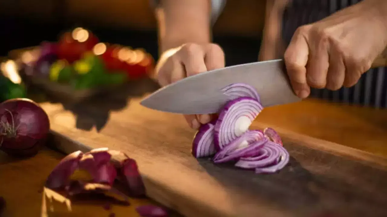 ఉల్లి పాయలు కట్ చేయాలంటే చాలా మంది భయ పడి పోతూ ఉంటారు. దానికి ముఖ్య కారణం. ఉల్లి పాయలు కట్ చేస్తున్నప్పుడు.. ఆ ఘాటుకు కంటి నుంచి నీరు వచ్చేస్తుంది. కళ్లు బాగా మండి పోతాయి. ఒక్కోసారి చేతులు కూడా కట్ అయిపోతూ ఉంటాయి. అందుకే ఉల్లి పాయలు కట్ చేయడం ఓ టాస్క్‌గా భావిస్తారు.
