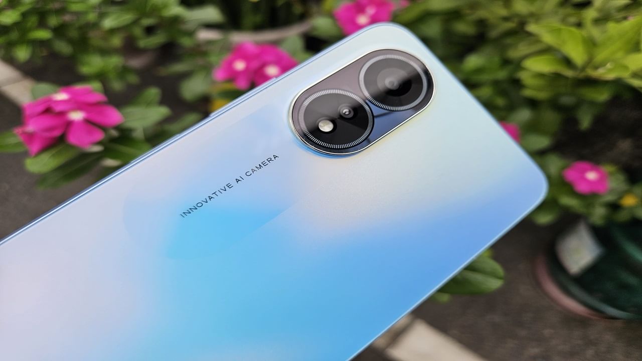 అప్పో ఏ 18 4 జీబీ + 64 జీబీ, 4జీబీ + 128 జీబీ వేరియంట్‌లో లభిస్తుంది. ఈ ఫోన్‌లో 90 హెచ్‌జెడ్‌ రిఫ్రెష్ రేట్ 6.56 అంగుళాల టచ్‌స్క్రీన్ డిస్‌ప్లేతో 720x1612 పిక్సెల్‌ రిజల్యూషన్‌తో వస్తుంది. ఆండ్రాయిడ్‌ 13తో పని చేసే ఈ ఫోన్‌లో 5000 ఎంఏహెచ్‌ బ్యాటరీతో పని చేస్తుంది. ఈ ఫోన్‌ వాస్తవ ధర రూ.14,999. అయితే ఈ సేల్‌లో ఈ ఫోన్‌ను రూ.10000కే సొంతం చేసుకోవచ్చు.
