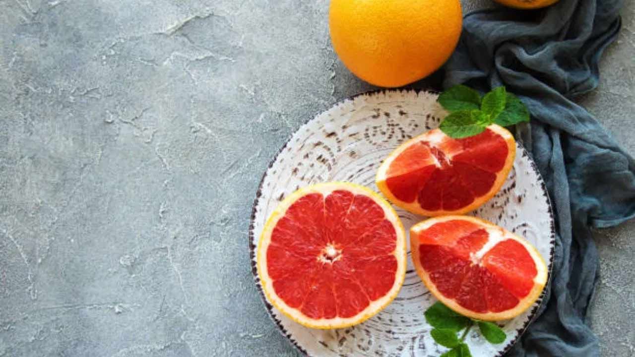 శీతాకాలంలో ఆరెంజ్‌ పండ్లు అధికంగా లభిస్తాయి. శీతాకాలంలో వీటిని తినడం ఆరోగ్యానికి ఎంతో మేలు చేస్తుంది. అయితే మధ్యాహ్న సమయంలో ఈ పండ్లను తినడం ఆరోగ్యినిక అంతమంచిది కాదంటున్నారు ఆరోగ్య నిపుణులు. ముఖ్యంగా మధ్యాహ్న భోజనం తర్వాత నారింజ లేదా ఇతర సిట్రస్ పండ్లను అస్సలు తినకూడదట. ఎందుకో ఇక్కడ తెలుసుకుందాం..