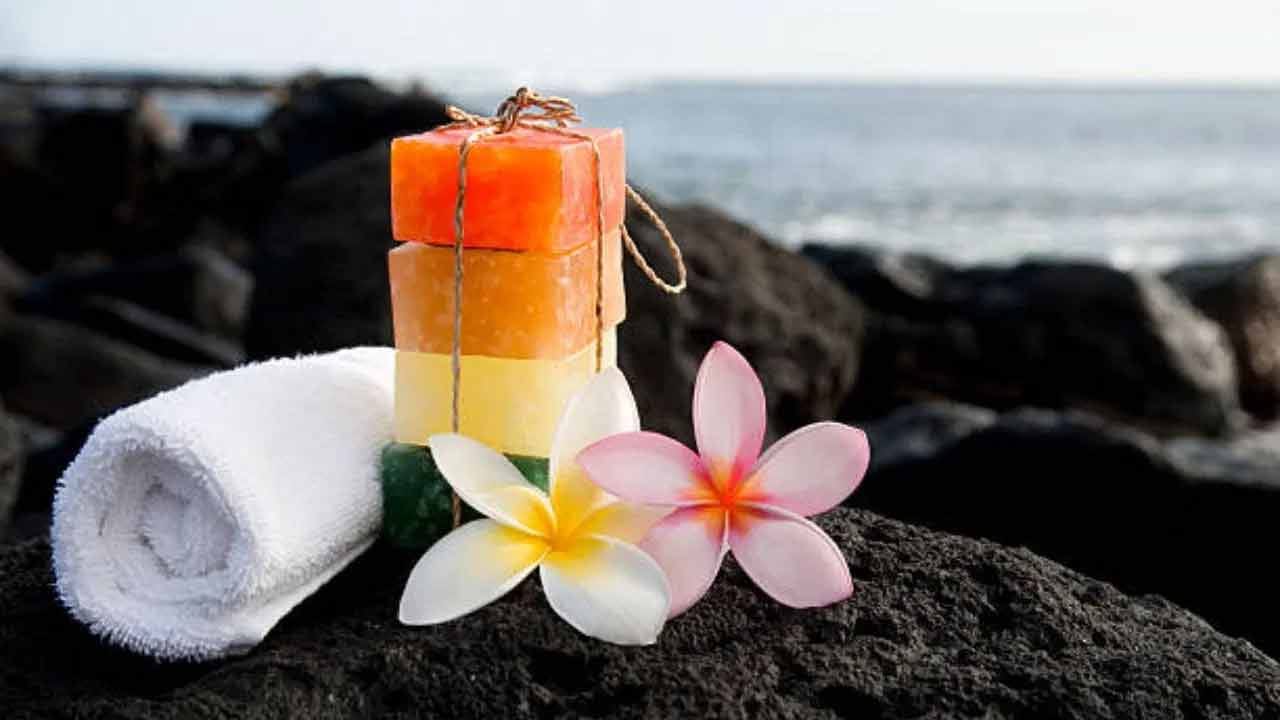 నారింజ పండ్లు శీతాకాలంలో అధికంగా దొరుకుతాయి. ఈ కాలంలో దొరికే కమలాపండ్లు తింటే ఆరోగ్యానికి ఎంతో మేలు చేస్తుంది. ఇందులో విటమిన్ సి పుష్కలంగా ఉంటుంది. ఇది శరీరంలో రోగనిరోధక శక్తిని పెంచుతుంది. చలికాలంలో జలుబు, దగ్గు సమస్య దరిచేరకుండా కాపాడుతుంది. నారింజ ఈ  సమస్యలన్నింటికీ దూరం చేస్తుంది. తాజా ఆరెంజ్ జ్యూస్ తాగినా మంచిదే.