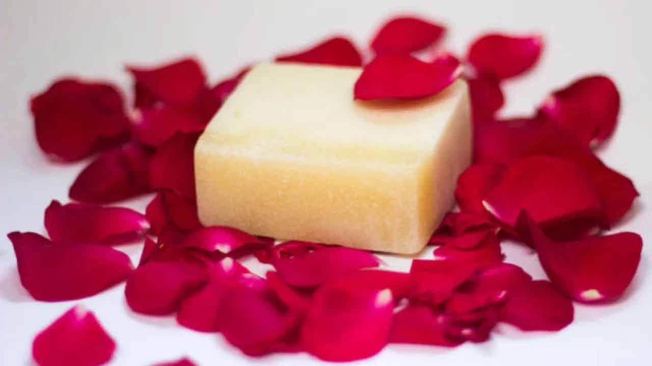 నారింజ తొక్కను పౌడర్ చేసి పచ్చి పాలతో కలిపి చర్మానికి అప్లై చేస్తే.. చర్మం మెరిసిపోతుంది. మృదువుగానూ మారుతుంది. నారింజ తొక్కలతో సబ్బును కూడా తయారు చేసుకోవచ్చు. శీతాకాలం ముగిసిన తర్వాత కూడా ఈ సబ్బును ఉపయోగించవచ్చు. ఈ సబ్బును ఎలా తయారు చేయాలో ఇక్కడ చూద్దాం..