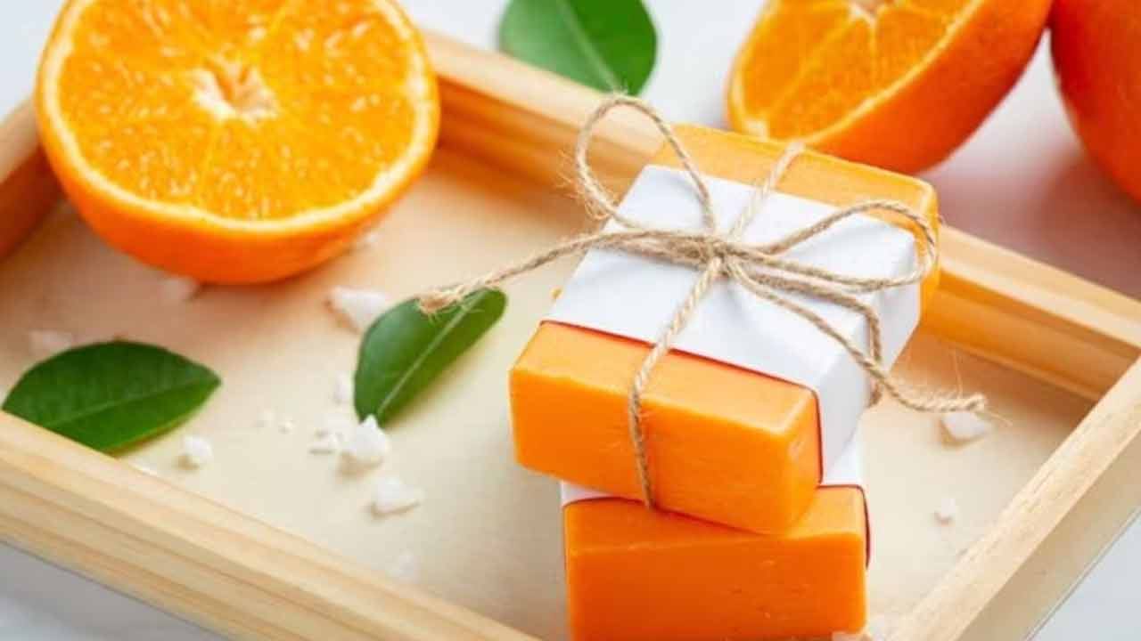 నారింజ పైతొక్కలోని తెల్లని భాగాన్ని వీలైనంత వరకు తొలగించి, బాగా ఎండబెట్టుకోవాలి. ఇప్పుడు పై తొక్కను చిన్న ముక్కలుగా కట్ చేసుకుని, కొద్దిగా నీళ్లతో కలిపి మెత్తని పేస్ట్‌లా గ్రైండ్ చేసుకోవాలి. శీతాకాలంలో ఇంట్లో వినియోగించే గ్లిజరిన్ సబ్బును తురుము పూర్తిగా తురుముకోవాలి. మొత్తం సబ్బు అవసరం. స్టౌపై ఒక పాన్‌ పెట్టి, అందులో నీళ్లు పొయ్యాలి. నీళ్లపై ఒక గిన్నె ఉంచి సబ్బు తురుమును అందులో వేసి కరిగించాలి. సబ్బు పూర్తిగా కరిగిన తర్వాత, నారింజ తొక్క పేస్ట్ కలపాలి. ఇప్పుడు సిలికాన్ సోప్ అచ్చు తీసుకుని, అందులో సబ్బు పేస్ట్ వేసుకోవాలి. సాధారణ ఉష్ణోగ్రత వద్ద 2 గంటలు అలాగే ఉంచితే సబ్బు సిద్దం అవుతుంది.