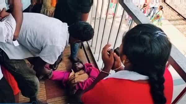 Telangana: రైలు కోసం ఎదురు చూస్తున్న ప్రయాణికుడు.. ప్లాట్ఫారమ్పైనే హఠాన్మరణం.. ఏం జరిగిందంటే?