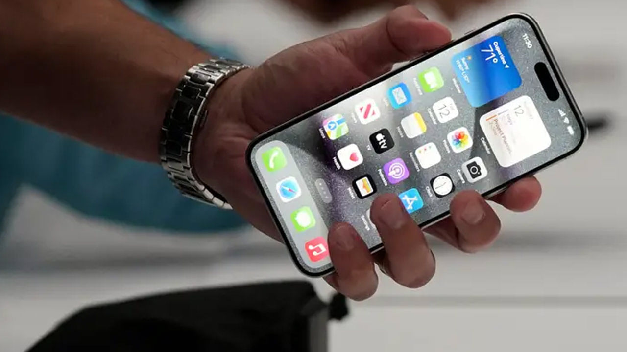  యాపిల్‌ తెచ్చిన ఈ ఫీచర్‌ సహాయంతో పాస్‌వర్డ్‌ తెలిసి ఫోన్‌ను దొంగలించినా ఆపరేట్ చేయలరు. ఈ ఫీచర్‌ను ఆన్‌చేస్తే.. మీరు రెగ్యులర్‌ వెళ్లే ప్రదేశాలకు కాకుండా ఇతర ప్రదేశాల్లో ఫోన్‌ను ఆపరేట్‌ చేస్తే వెంటనే స్టోలెన్‌ డివైజ్‌ ప్రొటెక్షన్‌ యాక్టివేట్ అవుతుంది. 