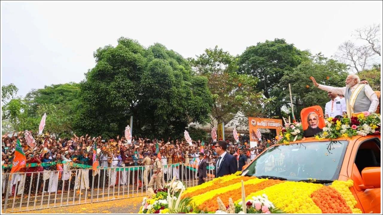 PM Modi: మూడు రోజుల దక్షిణ భారత పర్యటనలో భాగంగా ప్రధాని నరేంద్ర మోదీ కేరళలోని త్రిసూర్‌ చేరుకున్నారు. ఇక్కడ జరిగిన 2 లక్షల మంది మహిళలను ఉద్దేశించి ప్రధాని మోదీ ప్రసంగించారు. కేరళ అభివృద్ధిలో మహిళల సహకారం గురించి మాట్లాడారు. స్వాతంత్య్ర పోరాటంలో కేరళ కుమార్తెలు పెద్దన్న పాత్ర పోషించారని ప్రధాని అన్నారు. కేరళ మహిళలు ధైర్యసాహసాలకు, శ్రమకు ఆదర్శంగా నిలిచారని అన్నారు. ఇంత పెద్ద సంఖ్యలో ఇక్కడికి వచ్చి తమ ఆశీస్సులు అందించిన మహిళా శక్తికి కృతజ్ఞతలు తెలిపారు మోదీ.