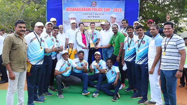 Andhra Pradesh: ఐపిఎస్ భార్యా భర్తల జట్టుల మధ్య క్రికెట్ మ్యాచ్.. భార్య దీపిక టీమ్ పై ఐపిఎస్ విక్రాంత్ జట్టు గెలుపు