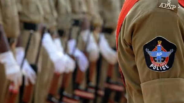 Andhra Pradesh: లైక్ల కోసం కక్కుర్తి.. పోలీస్లను కూడా వదలని పోకీరీలు..