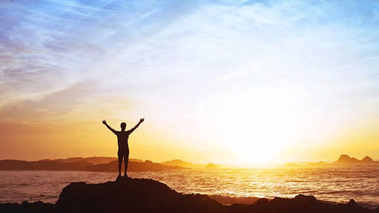 మానసికంగా దృఢంగా ఉన్నవారు ఇతరులను నిందించకుండా తమ తప్పులను అంగీకరిస్తారు. ప్రతి మనుషి తప్పులు చేయడం సహజం. కొన్నిసార్లు ఆ తప్పును అంగీకరించడం అవసరం. ప్రతి దానికి ఎదుటి వారి మీద తప్పులు మోపకూడదు. అందరూ రిస్క్ తీసుకోలేరు. వారికి రిస్క్ తీసుకునే మనస్తత్వం ఉండదు. అది కెరీర్ అయినా.. జీవితం అయినా.. మానసికంగా దృఢంగా ఉన్న వ్యక్తులు తమ జీవితంలోని ప్రతి అడుగులోనూ నేరుగా ముందుకు వెళతారు. ఏదైనా మార్పును చిరునవ్వుతో స్వీకరిస్తారు. చివరిగా.. జీవితం చాలా చిన్నది. జీవితం అందరికీ అన్ని అవకాశాలను ఇవ్వదు. కాబట్టి మీరు ఏదైనా కారణం చేత ఎదుటి వారి మీద కోపంగా ఉంటే, వారిని క్షమించండి. ఒకరిని బహిరంగంగా క్షమించడం కంటే గొప్ప విషయం మరొకటి లేదు.