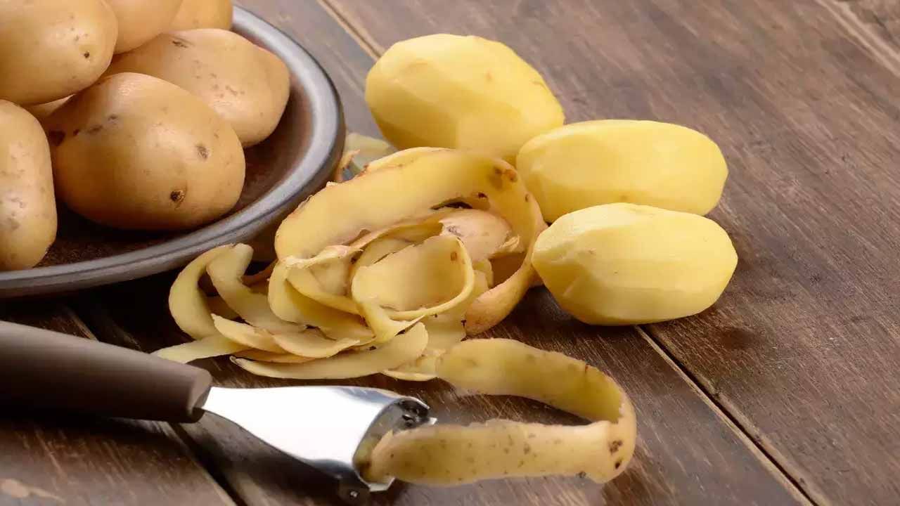 Potato Peel Benefits: బంగాళదుంప తొక్కల్ని పాడేస్తున్నారా... అందులో ఆరోగ్యం దాగి ఉంది తెలుసా..?!