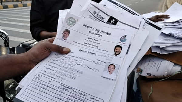 Telangana: రోడ్డుపై ప్రజా పాలన అప్లికేషన్లు.. సర్కార్ సీరియస్.. అధికారులపై సస్పెన్షన్ వేటు