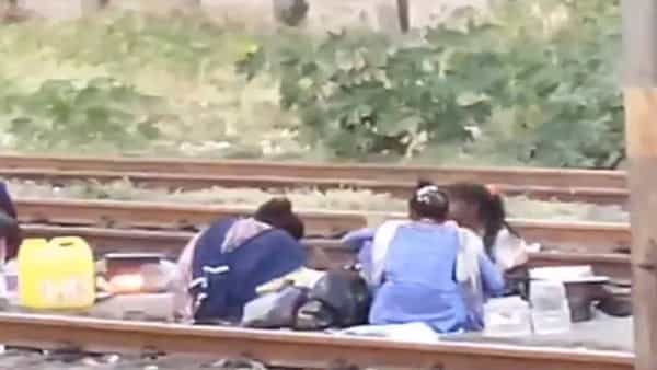 Viral Video: వామ్మో..ఇదేందక్కా..ఇదీ..! మరెక్కడా చోటు లేనట్టుగా.. రైల్వే ట్రాక్పై కూర్చుని తీరిగ్గా మహిళల ముచ్చట్లు, వంటావార్పు..