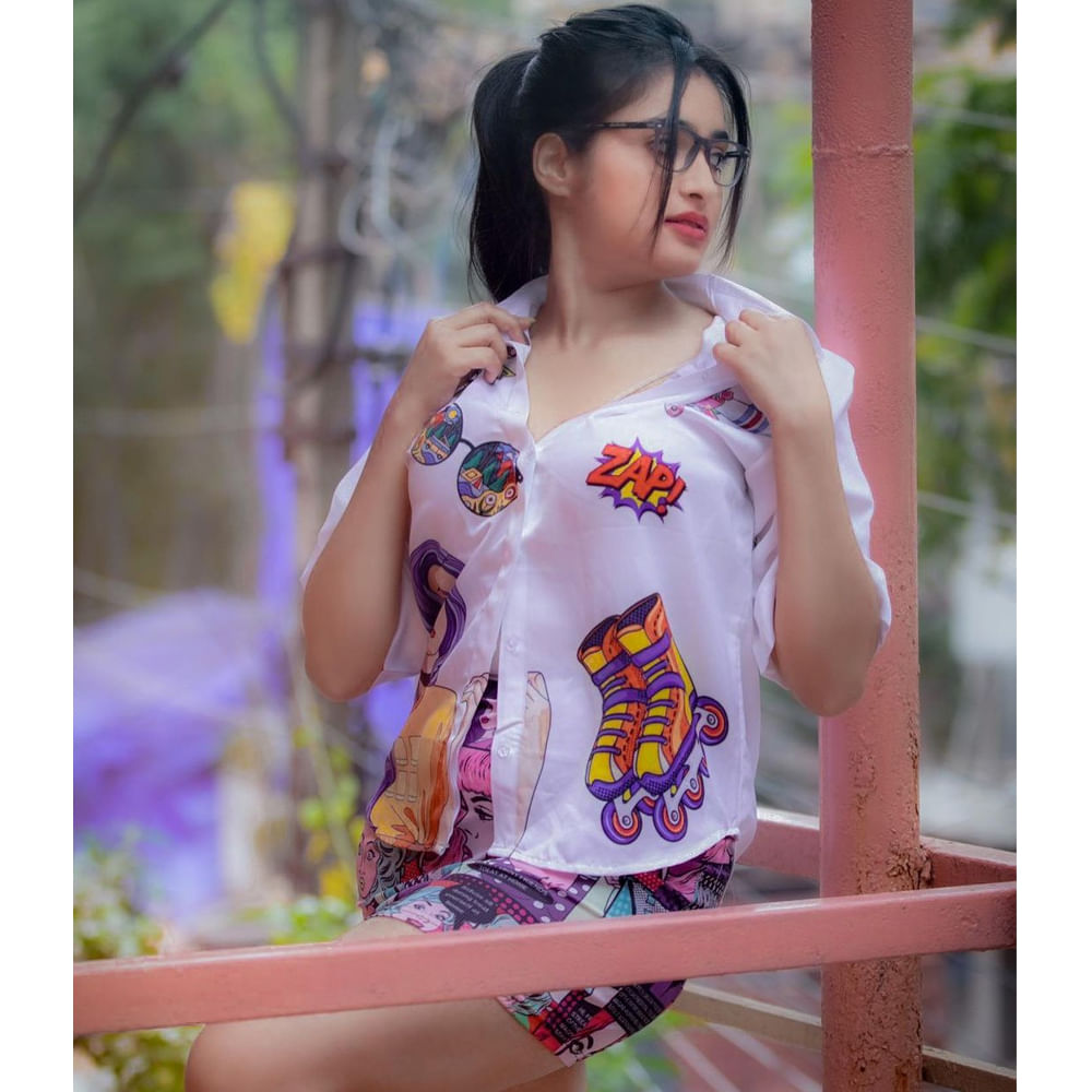 ఇక తాజాగా సోషల్ మీడియాలో రతిక షేర్ చేసిన ఫోటోస్ వైరలవుతున్నాయి. వైట్ షర్ట్, ప్రింటెడ్ నిక్కర్ తో ఫోటోలకు ఫోజులిచ్చింది. 