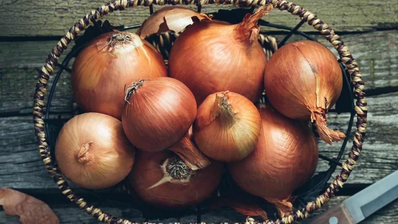 పచ్చి ఉల్లిపాయల్లో యాంటీ ఆక్సిడెంట్లు సమృద్ధిగా ఉంటాయి. ఇవి శరీరంలో ఉండే ఫ్రీ రాడికల్స్‌తో పోరాడటానికి సహాయ పడతాయి. అలాగే ఎన్నో రోగాల ప్రమాదాన్ని కూడా తగ్గిస్తాయి.
