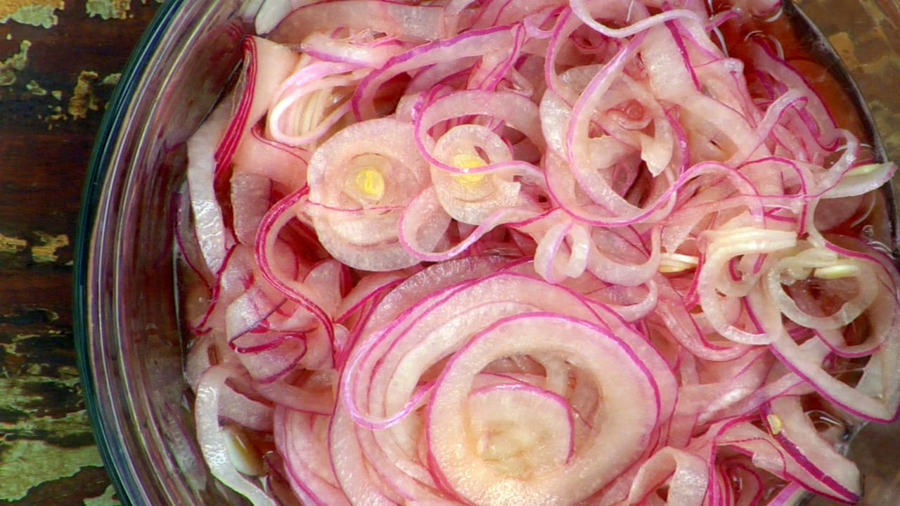 ఉల్లిపాయల్లో యాంటీ ఇన్ ఫ్లమేటరీ లక్షణాలు అధికంగా ఉంటాయి. వీటిని తినడం వల్ల కడుపులో మంట, నొప్పి వంటి వాటి నుంచి ఉపశమనం కలుగుతుంది. ముఖ్యంగా చలి కాలంలో కీళ్ల నొప్పుల నుంచి బయట పడాలంటే.. పచ్చి ఉల్లిపాయలను తీసుకుంటే మంచి ఫలితం ఉంటుంది.
