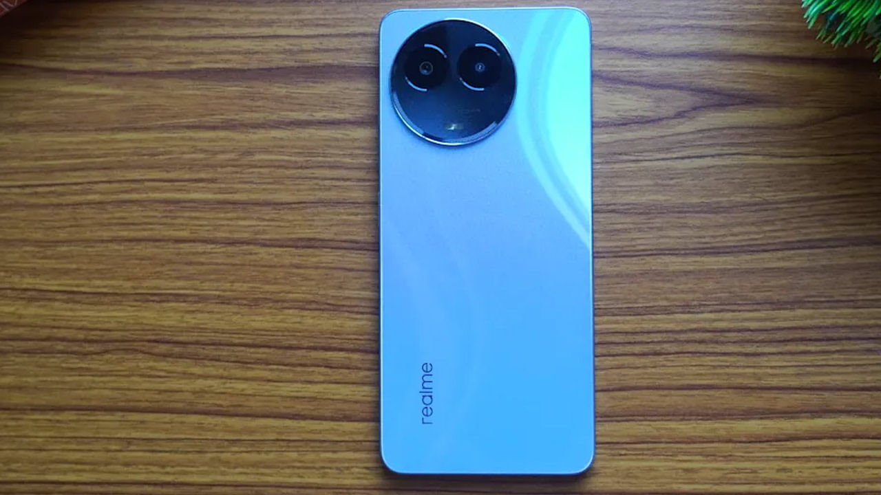 రియల్‌మీ 11ఎక్స్‌ 5జీ స్మార్ట్ ఫోన్‌లో 64 మెగాపిక్సెల్స్‌తో కూడిన రెయిర్‌ కెమెరాను అందించారు. అలాగే ఇందులో 8 మెగాపిక్సెల్స్‌తో కూడిన ఫ్రంట్‌ కెమెరాను అందించారు. ఈ ఫోన్ ధర విషయానికొస్తే బేస్‌ వేరియంట్‌ రూ. 14,299గా నిర్ణయించారు. 