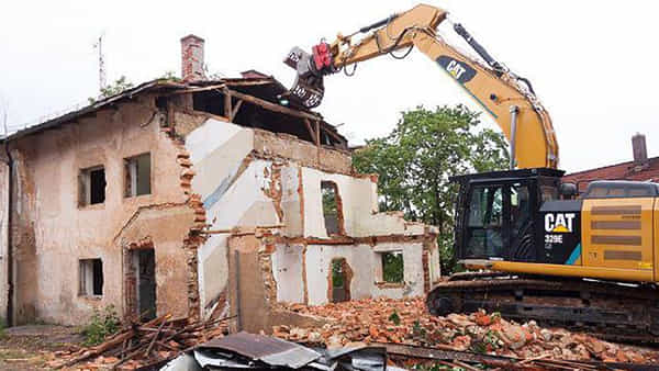 Viral: పురాతన భవంతిని కూల్చుతుంటే ఒక్కసారిగా కళ్లు జిగేల్.. ఏంటని చూడగా.!