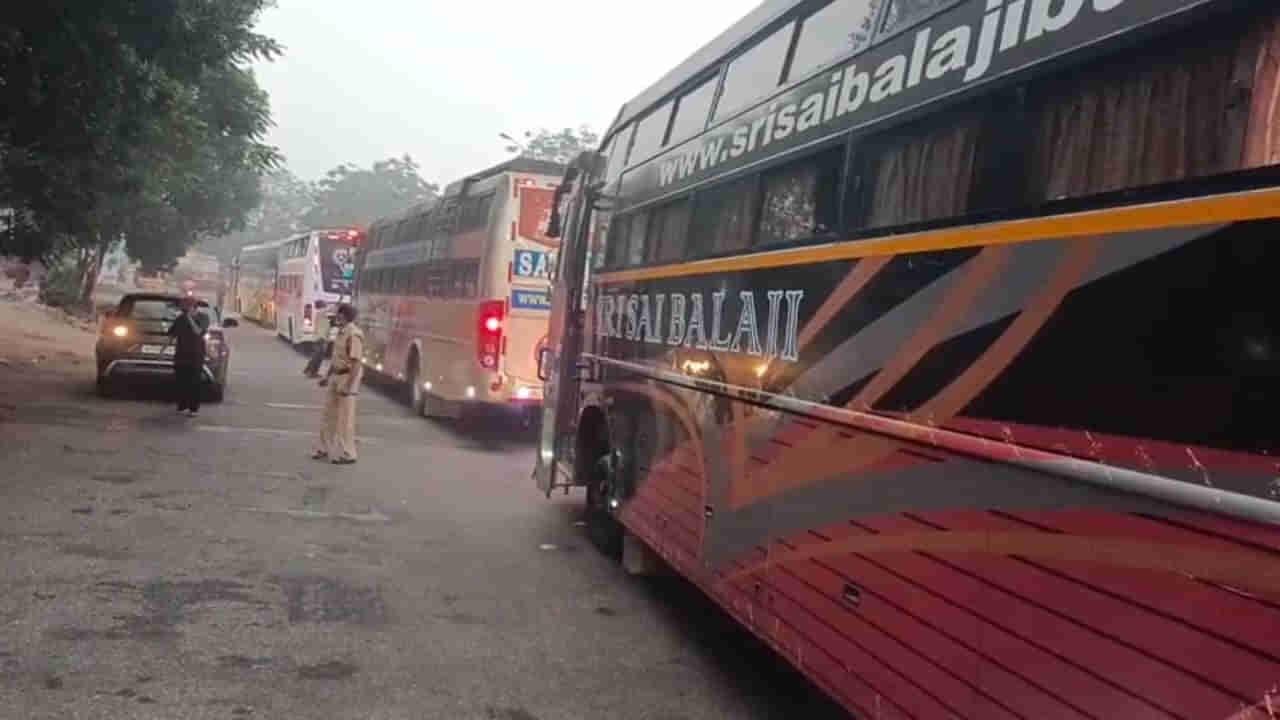 AP News: ప్రైవేటు బస్సుల్లో ఆకస్మిక తనిఖీలు.. అధికారులు లోపలకెళ్లి చూడగా.!