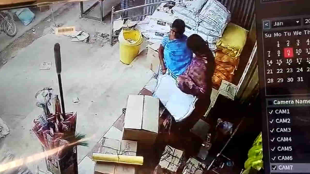 Viral Video: పైకేమో సుప్పిని.. సుద్దపూస అని.. కట్ చేస్తే.. చీరల మాటున కంత్రీ యాపారం.!