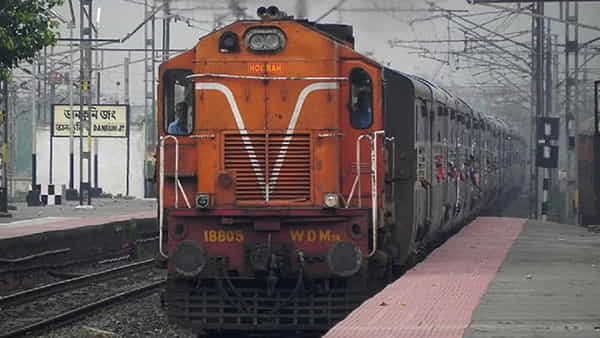 Indian railways: తెలివి తెల్లారినట్లే ఉంది.. చలిగా ఉందని రన్నింగ్ ట్రైన్లో ఏకంగా..