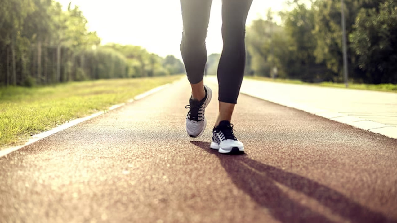 Reverse Walking: వెనక్కి నడిస్తే మీకు సూపర్ బెనిఫిట్స్..