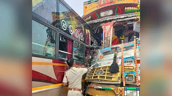 కొంపముంచిన పొగమంచు.. భారీ రోడ్డు ప్రమాదం.. ఎదురెదురుగా వస్తున్న బస్సు, ట్రక్కు ఢీ కొనడంతో..
