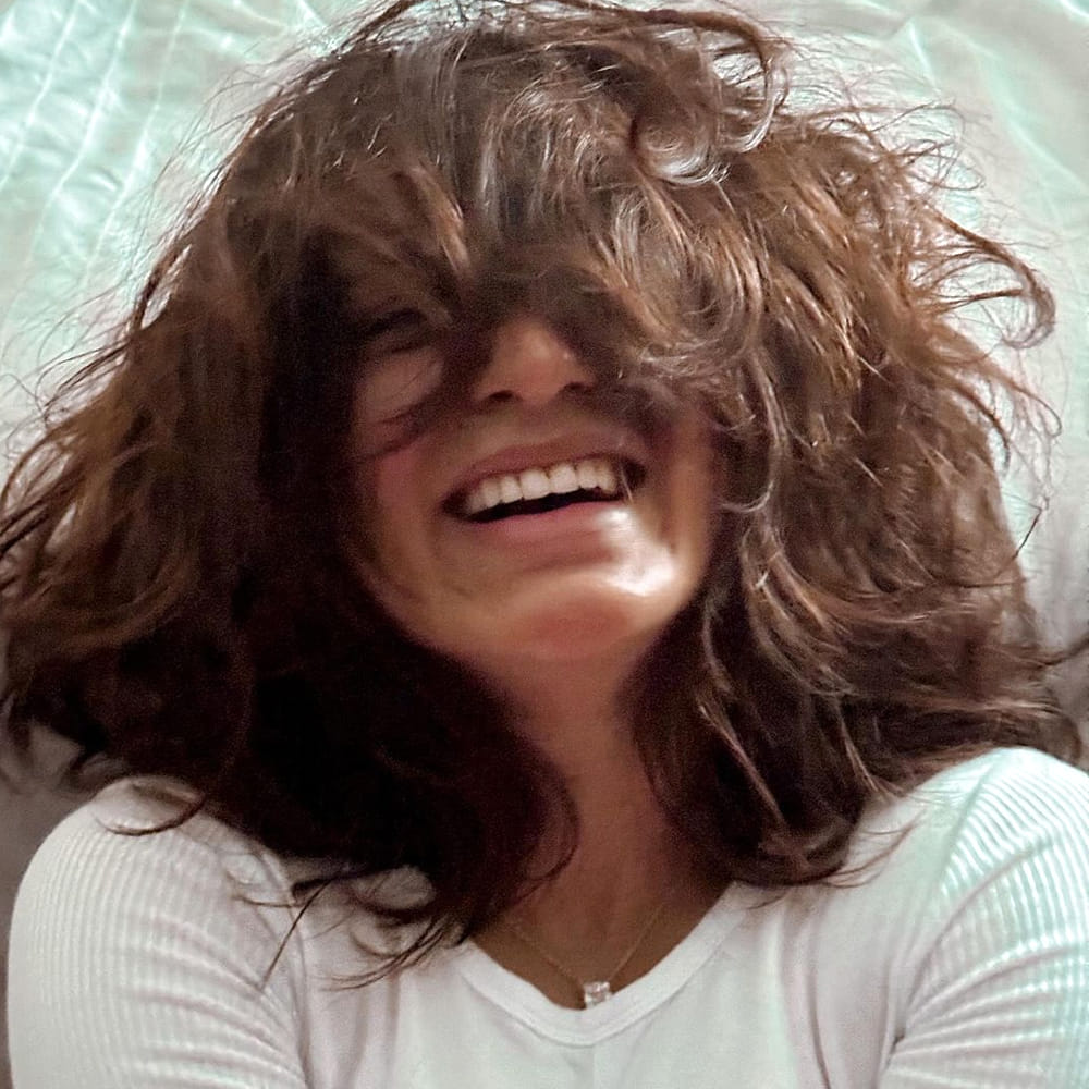 తెలుగులోనే కాదు తమిళ్ ఇండస్ట్రీలోనూ స్టార్ హీరోల సరసన నటించి మెప్పించింది ఈ వయ్యారి భామ. చివరిగా తెలుగులో ఖుషి సినిమాలో మెరిసింది.