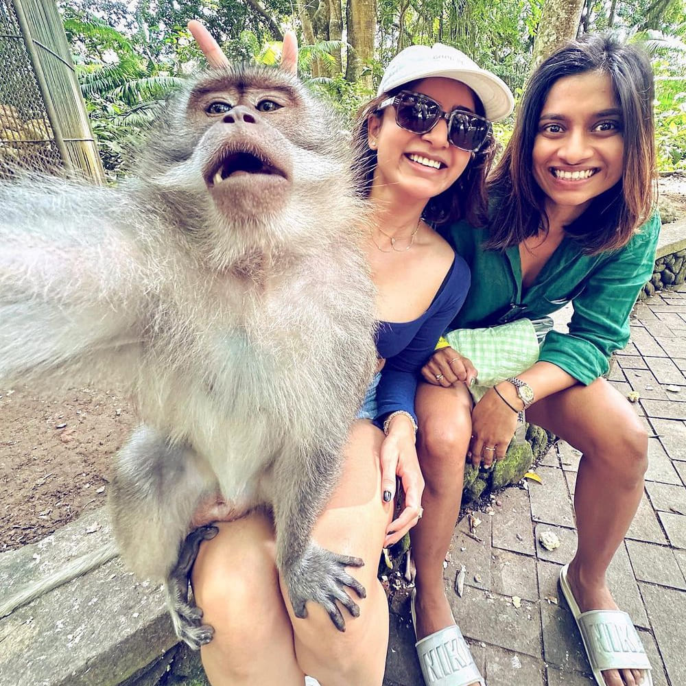 అంతే కాదు సామ్కు జంతువులంటే చాల ఇష్టం ఇప్పటికే ఈ అమ్మడి దగ్గర రెండు పెంపుడు కుక్కలు ఉన్నాయి. మొన్నామధ్య ఓ కోతితో ఫోటో దిగింది.